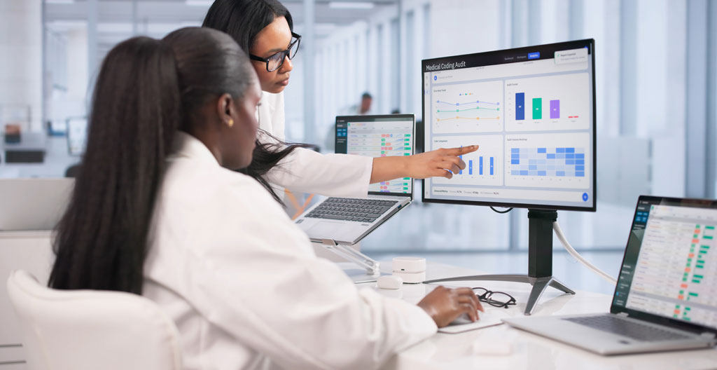 Poste de travail de consultant SEO avec écrans affichant Google Search Console et outils d'analyse de performance web